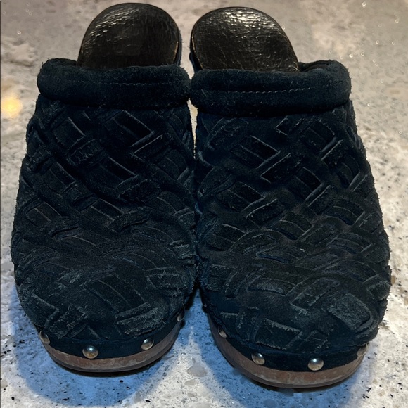 UGG Women's Textured Black Mules Size 6 - Picture 4 of 9